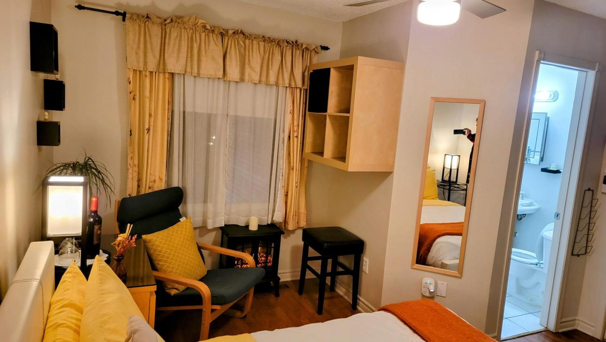 Kokomo Inn Bed And Breakfast Ottawa-Gatineau'S Only Tropical Riverfront B&B On The National Capital Cycling Pathway Route Verte #1 - For Adults Only - Chambre D'Hotes Tropical Aux Berges Des Outaouais Bnb #17542O Habitación foto